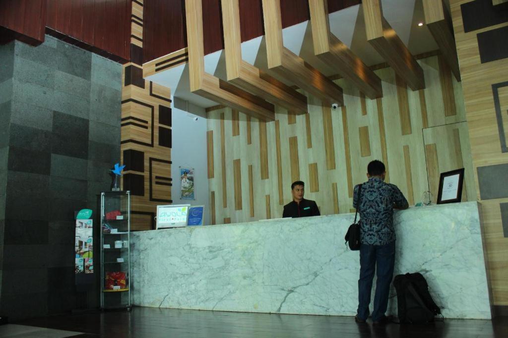 Ayola First Point Hotel Pekanbaru Buitenkant foto