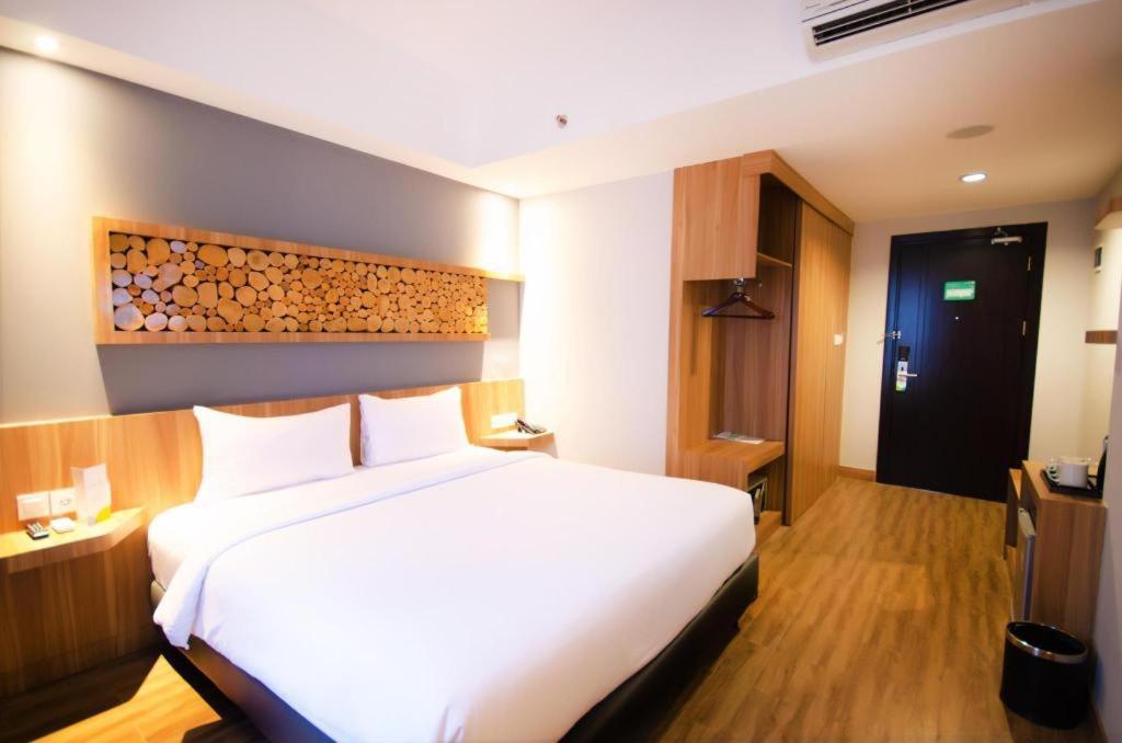 Ayola First Point Hotel Pekanbaru Buitenkant foto