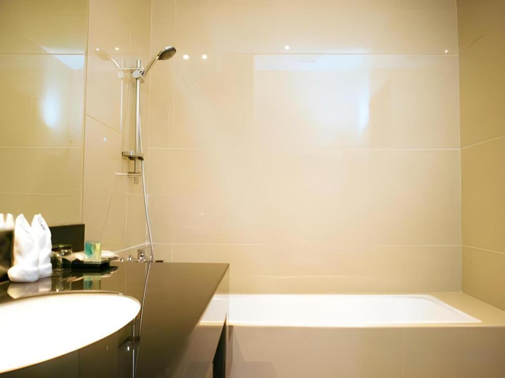 Ayola First Point Hotel Pekanbaru Buitenkant foto