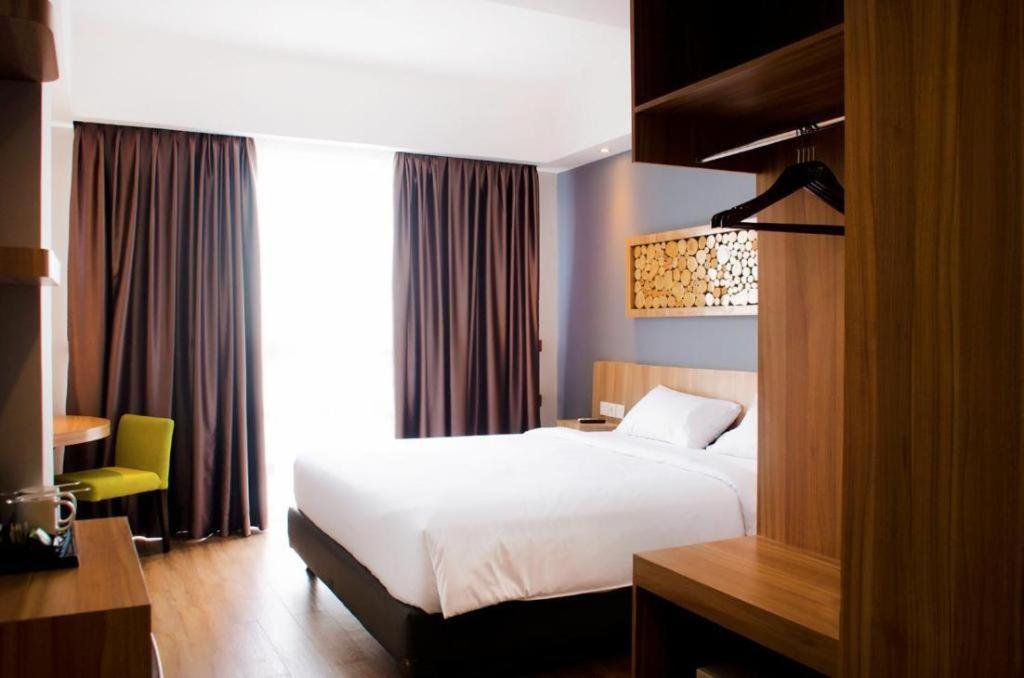 Ayola First Point Hotel Pekanbaru Buitenkant foto