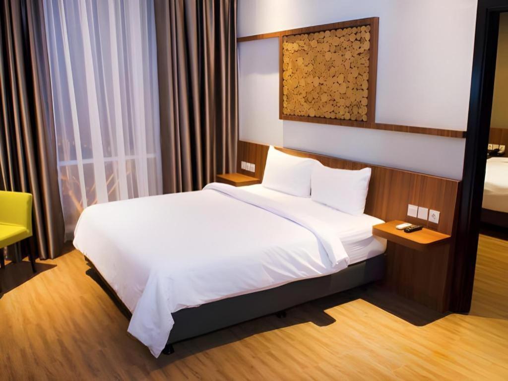 Ayola First Point Hotel Pekanbaru Buitenkant foto