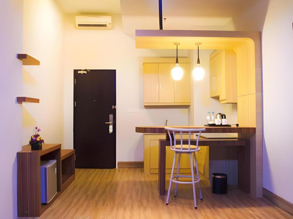 Ayola First Point Hotel Pekanbaru Buitenkant foto