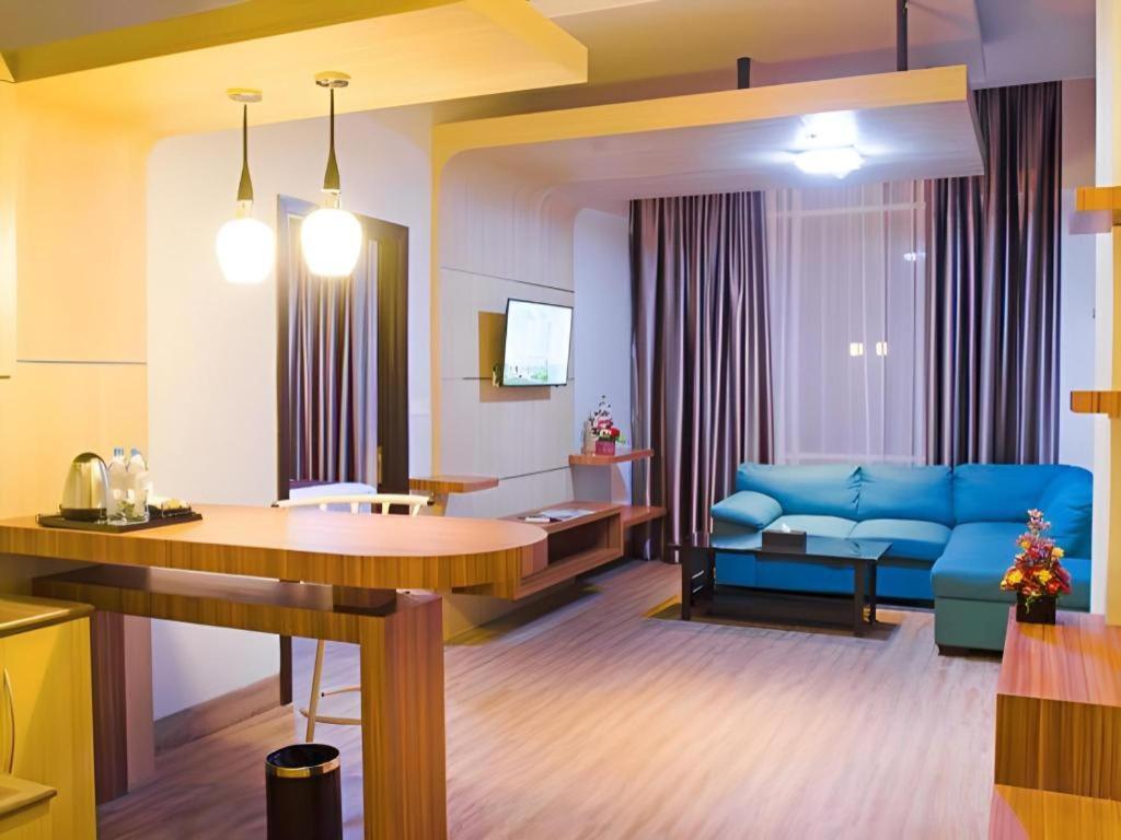 Ayola First Point Hotel Pekanbaru Buitenkant foto