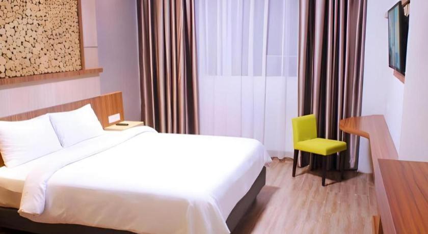 Ayola First Point Hotel Pekanbaru Buitenkant foto