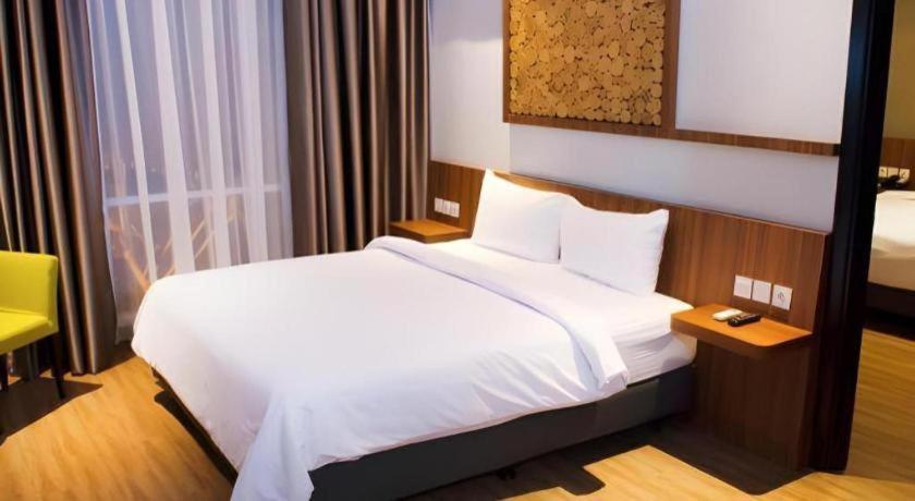 Ayola First Point Hotel Pekanbaru Buitenkant foto
