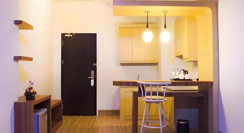 Ayola First Point Hotel Pekanbaru Buitenkant foto