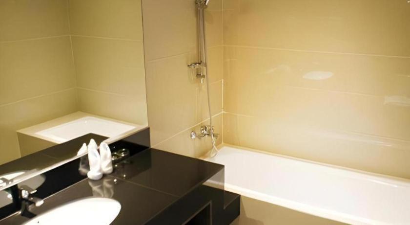 Ayola First Point Hotel Pekanbaru Buitenkant foto