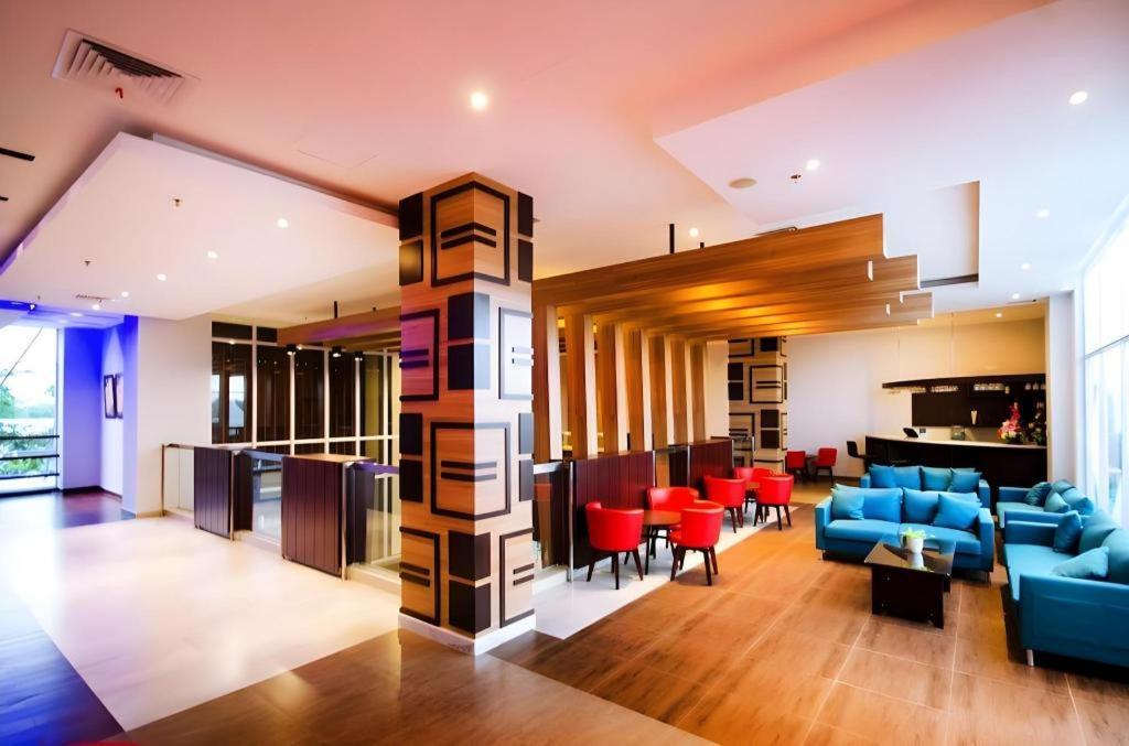 Ayola First Point Hotel Pekanbaru Buitenkant foto