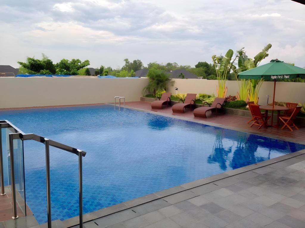 Ayola First Point Hotel Pekanbaru Buitenkant foto