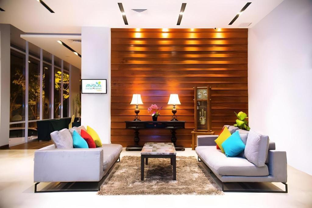 Ayola First Point Hotel Pekanbaru Buitenkant foto