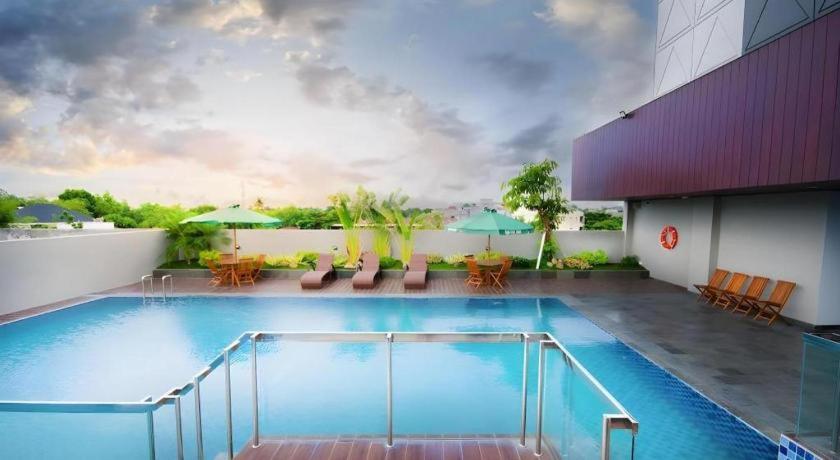 Ayola First Point Hotel Pekanbaru Buitenkant foto