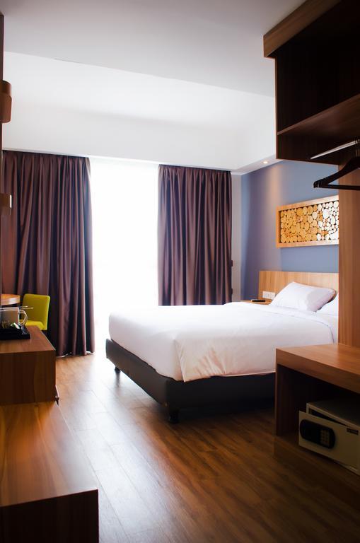 Ayola First Point Hotel Pekanbaru Buitenkant foto