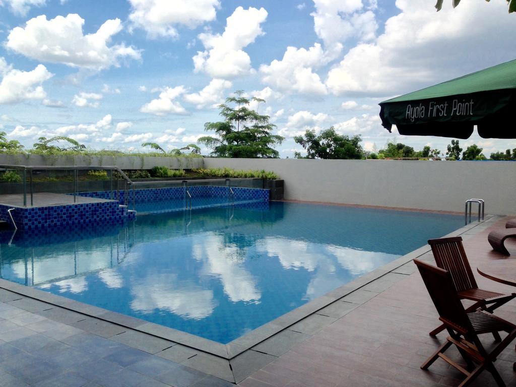 Ayola First Point Hotel Pekanbaru Buitenkant foto