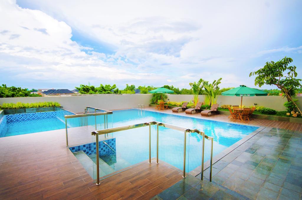 Ayola First Point Hotel Pekanbaru Buitenkant foto