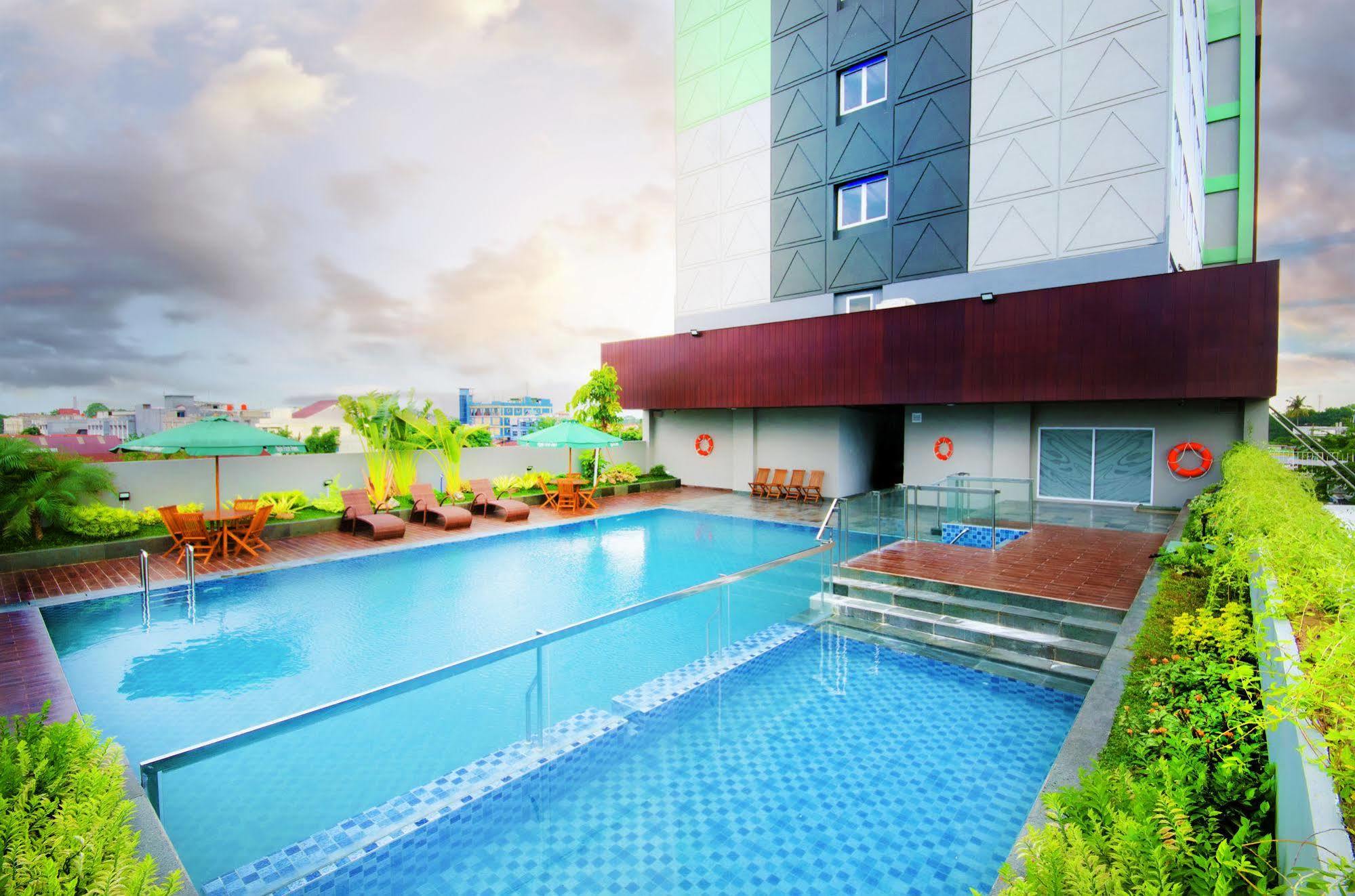 Ayola First Point Hotel Pekanbaru Buitenkant foto