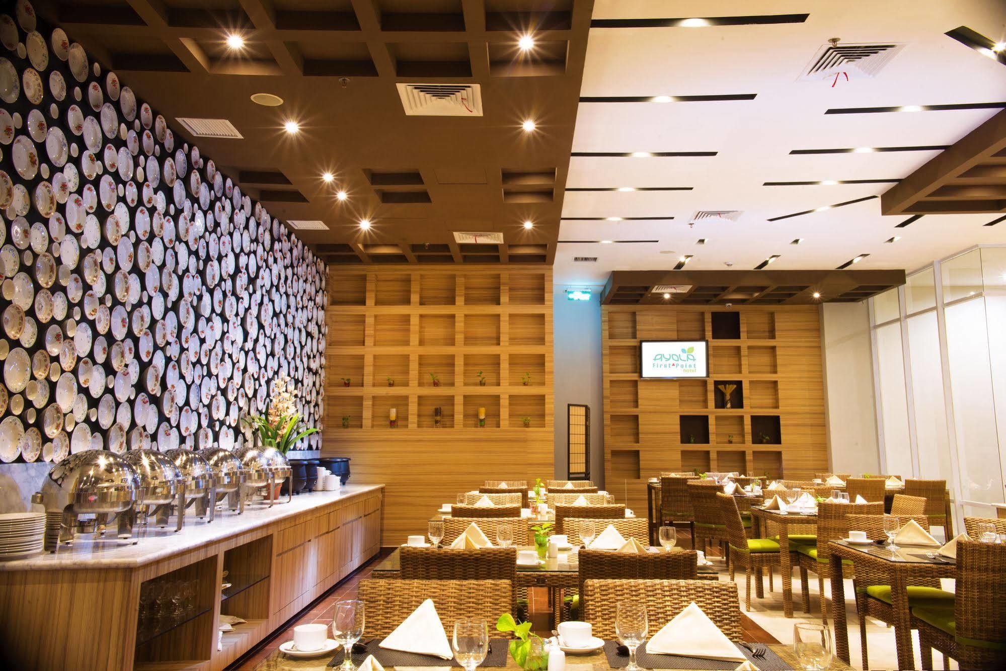 Ayola First Point Hotel Pekanbaru Buitenkant foto