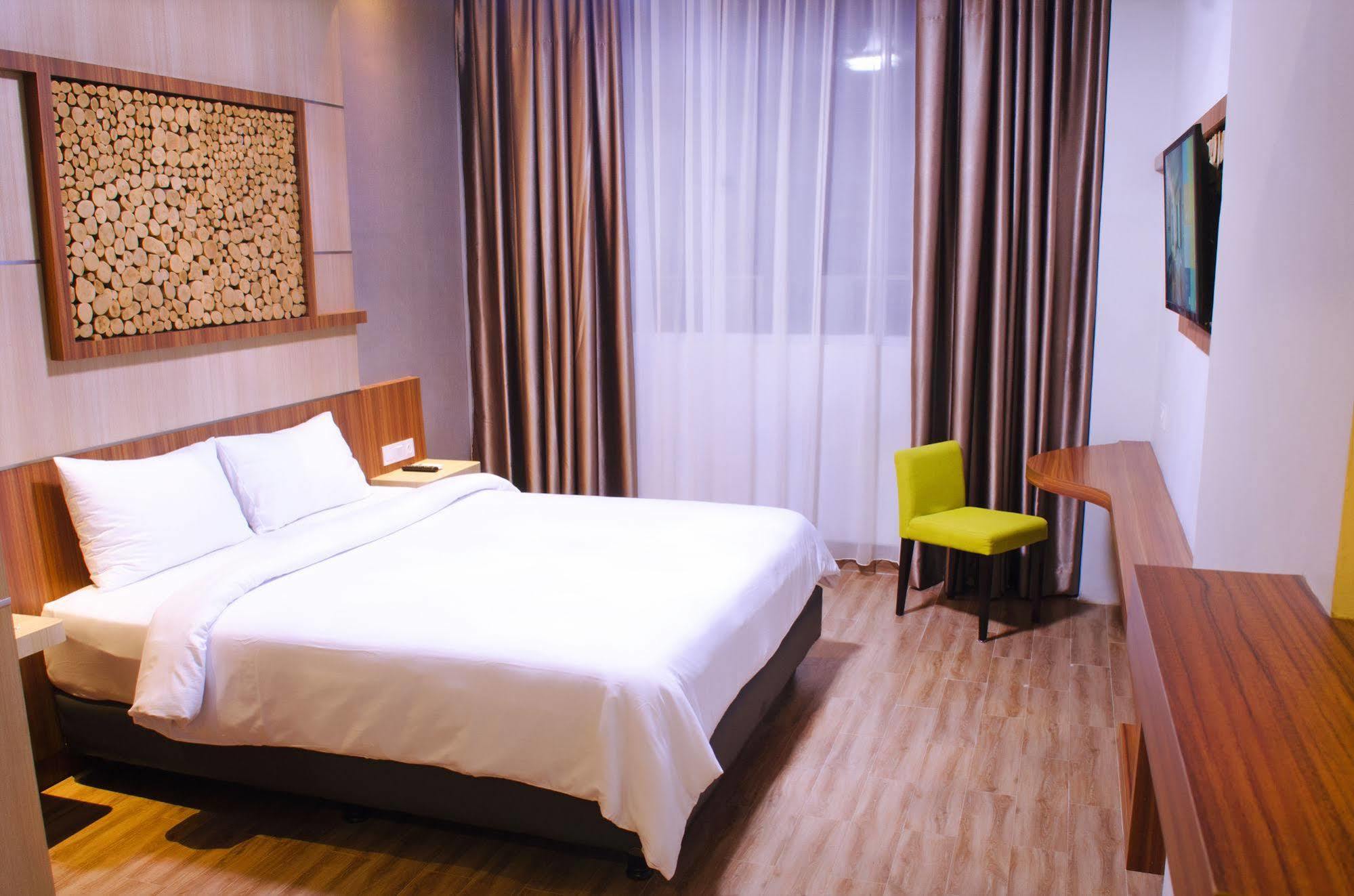 Ayola First Point Hotel Pekanbaru Buitenkant foto