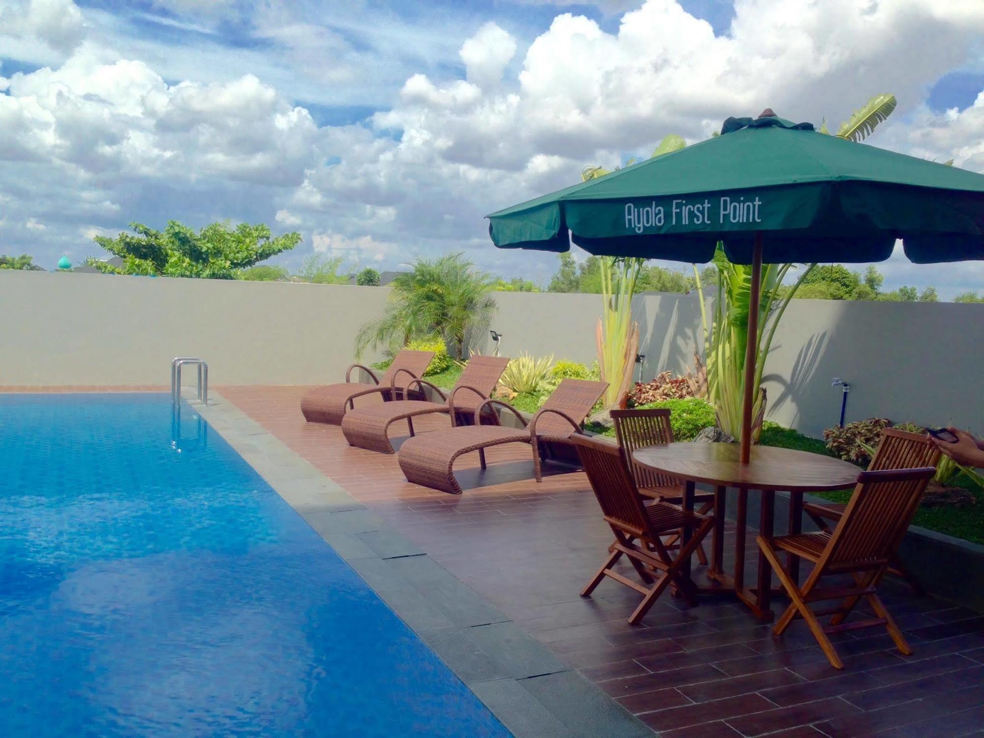 Ayola First Point Hotel Pekanbaru Buitenkant foto