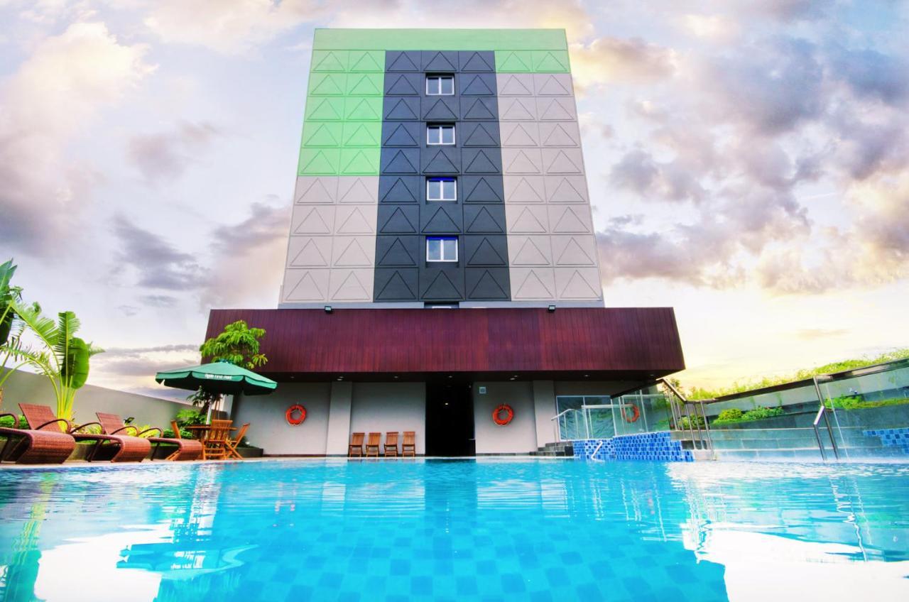 Ayola First Point Hotel Pekanbaru Buitenkant foto